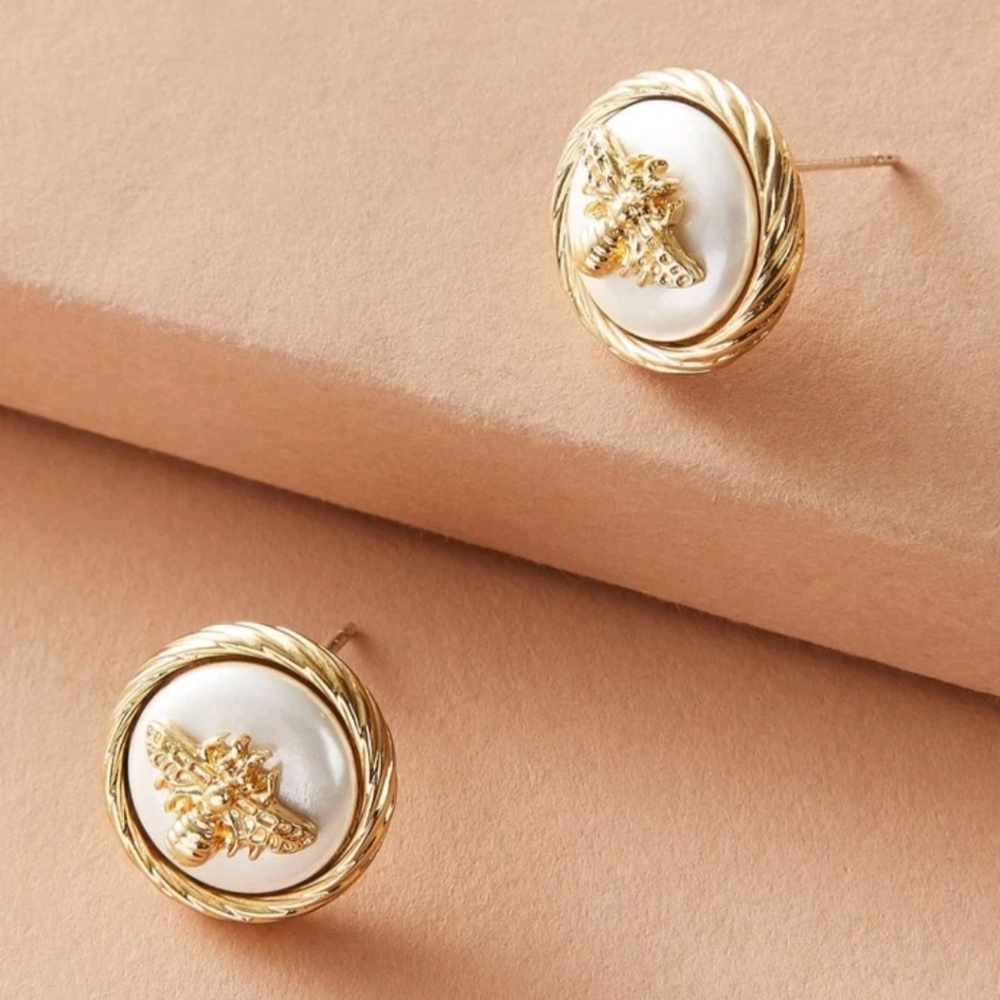 3/$15 - Bee Decor Round Stud Earring